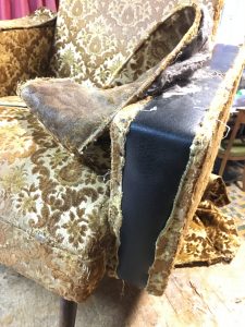 Ander stoflaagje ontdekt bij het verwijderen van de stof van een vintage zetel