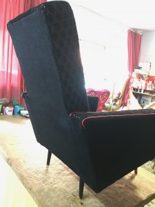 Achterzijde vintage zetel en zijkanten in pikzwarte effen stof