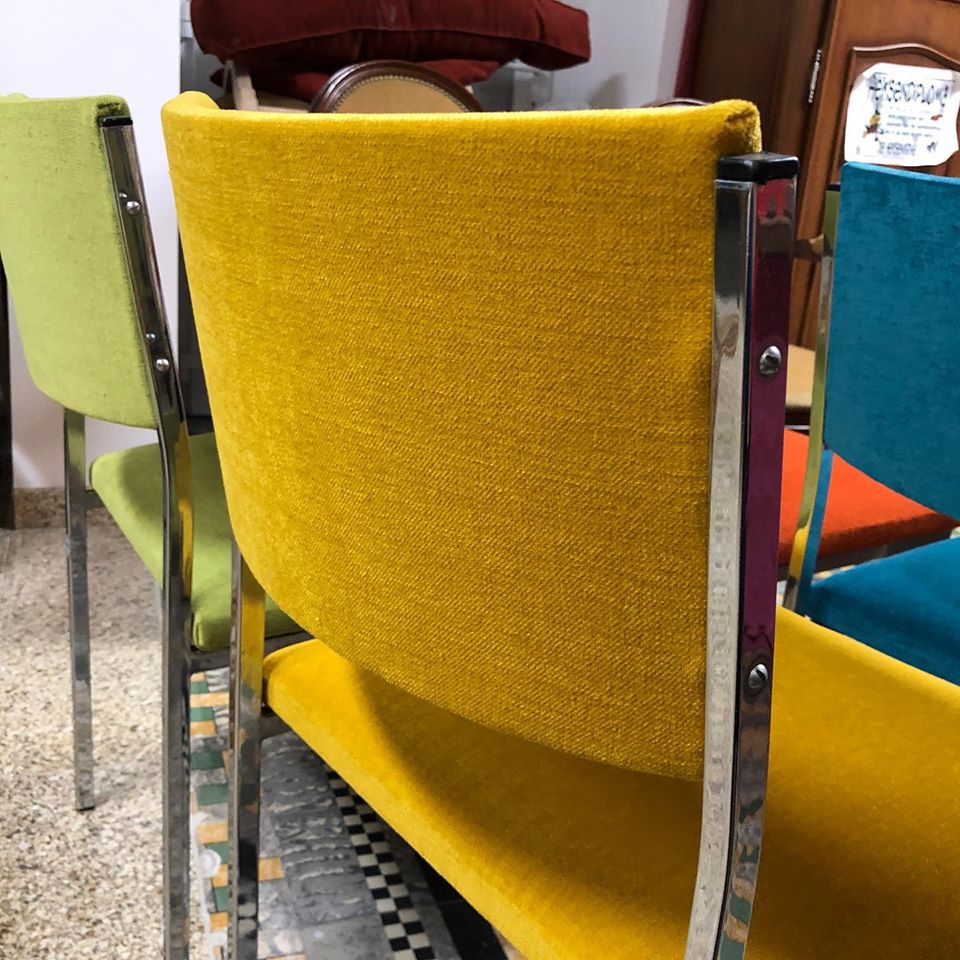 detailopname kleurrijke stoelen geherstoffeerd