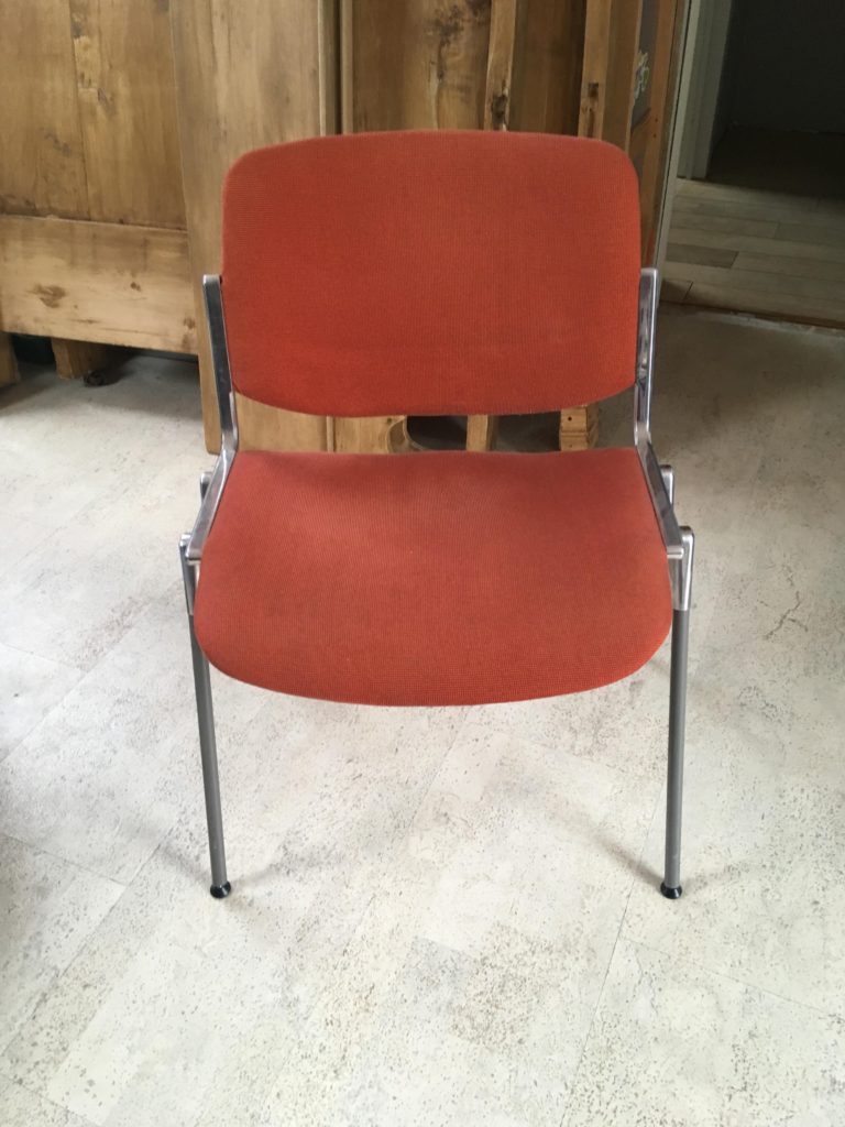 Vintage stoel met buisframe in oranje stoffen bekleding